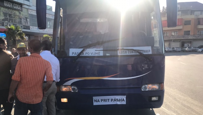 ‘Pasha po vijmë’/Nisen autobusët e parë drejt Tiranës, pjesëmarrje e ulët nga Vlora dhe Korça