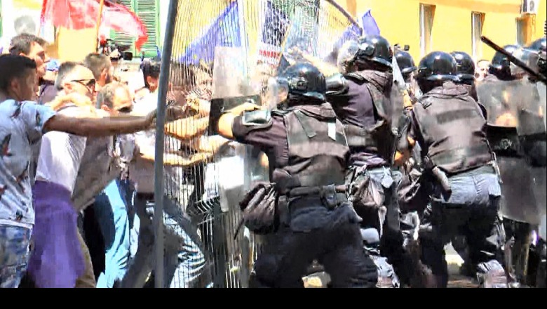 Protestuesit ngrejnë rrjetën metalike, Salianji: Është kordon, policia po na provokon