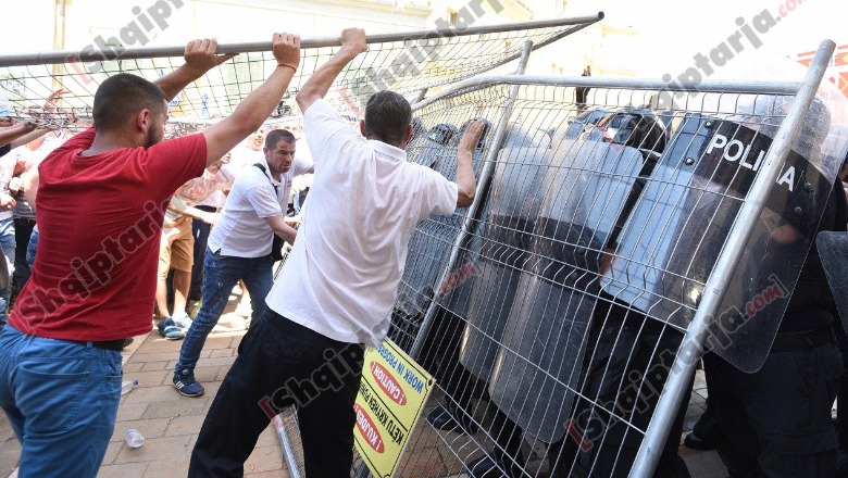 Protesta e opozitës, Policia e Shtetit: Na goditën me gurë e sende të forta, grup për të hetuar dhunën