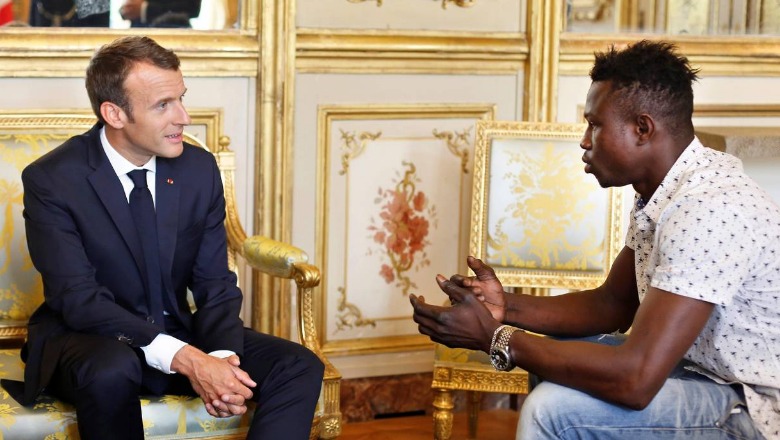 Rrezikon jetën për të shpëtuar fëmijën, presidenti Macron i jep nënshtetësinë franceze emigrantit/FOTO