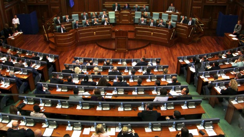 Raporti/ Miliona euro për pagat dhe luksin e deputetëve në Kosovë