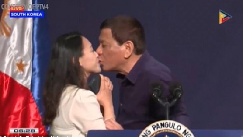 Kritika të ashpra për presidentin filipinas, puth punonjësen gjatë eventit/VIDEO