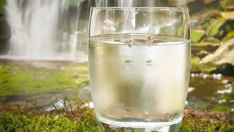 A duhet të pini tetë gota ujë në ditë? Zbuloni disa të vërteta të rëndësishme