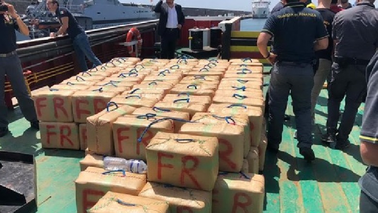  Dhjetë ton hashash në bordin e një anije peshkimi në brigjet italiane, 9 të arrestuar