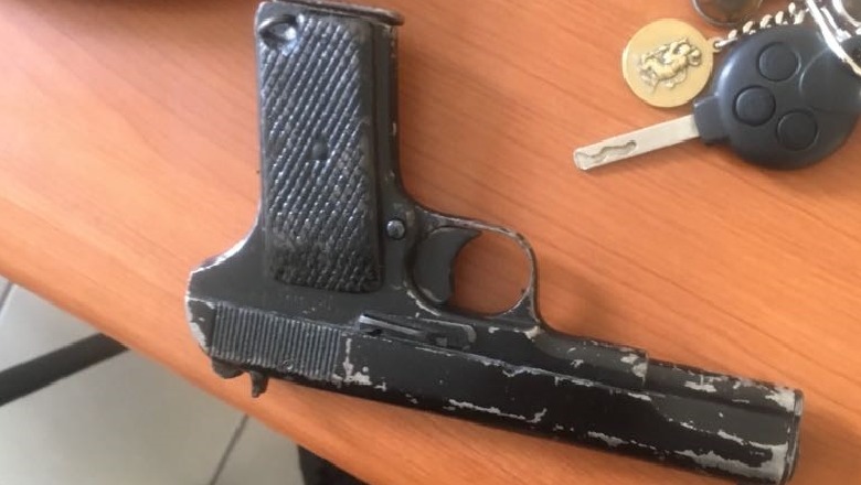 Kapet i riu në Sarandë, i sekuestrohet pistoleta dhe makina/ EMRI-FOTO