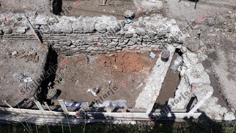 Zbulohen varre dhe objekte romake në Forumin Bizantin në Durrës