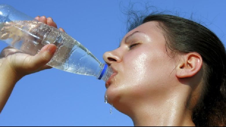 Sa litra ujë duhet t’i pimë gjatë ditëve të nxehta të verës