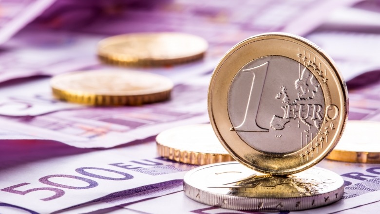 Stabilizohet euro pas luhatjeve të forta