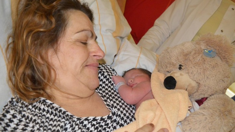 Shqiptarja 58 vjeçare lind fëmijën e saj të parë në Gjermani, mjekët: Eksperiencë emocionuese