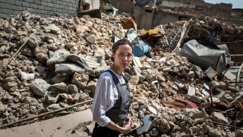 Angelia Jolie viziton qytetin e shkatërruar të Mosulit: Njerëzit këtu kanë humbur gjithçka
