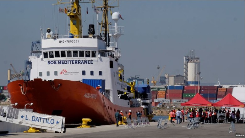 Italia dhe Malta mbyllën portet, anija me refugjatë mbërrin në Spanjë