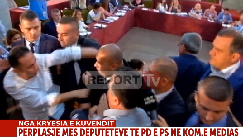 VIDEO/ Salianji përplaset me deputetin socialist, i thyen mikrofonin Veliajt