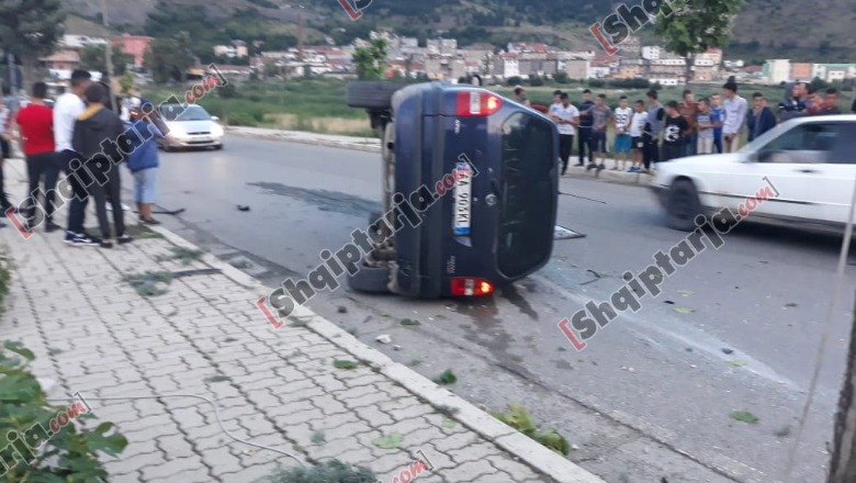Aksident në Bulqizë, makina del nga rruga nga shpejtësia, përplaset me shtyllën dhe përmbyset/ FOTO