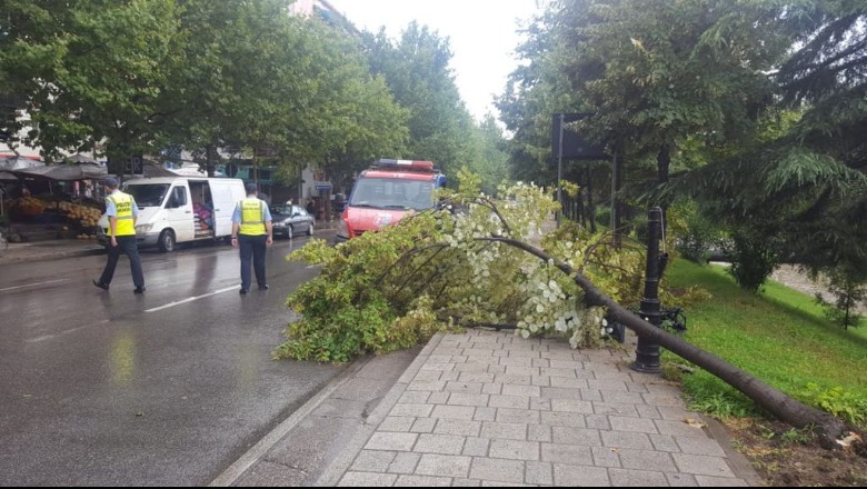 Stuhi të forta shiu në Tiranë, Veliaj: Ekipet janë në terren, bëni kujdes sa të pastrohen rrugët