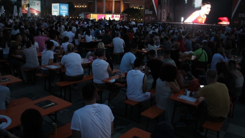 Kampionati Botëror, atmosferë festive në sheshin ‘Skënderbej’, tejmbushet nga qytetarët