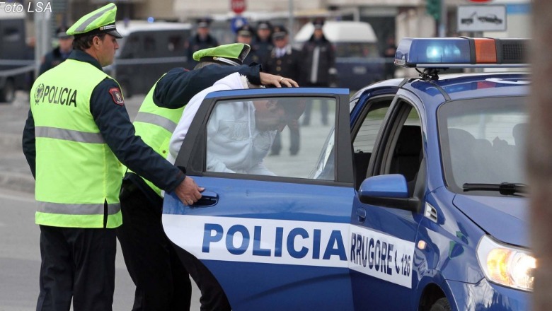 Tiranë/ Valë aksioni nga policia Rrugore, arrestohen 3 persona, pezullohen 26 leje drejtimi