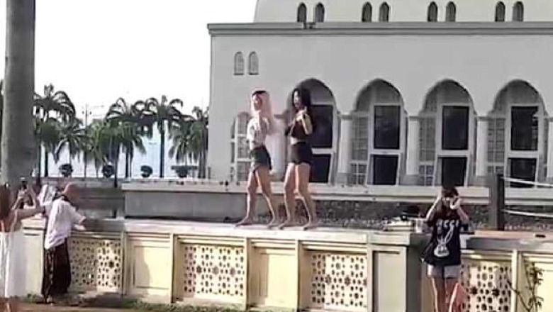 Turistet vallëzojnë para xhamisë, drejtuesit ndalojnë vizitorët/VIDEO