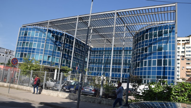 Tiranë, pastrim parash në investime në prona dhe automjete, procedohen 4 persona