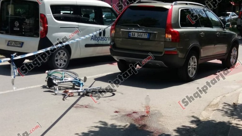 Tiranë, përplaset nga mjeti teksa ecte me biçikletë, plagoset 72-vjeçari