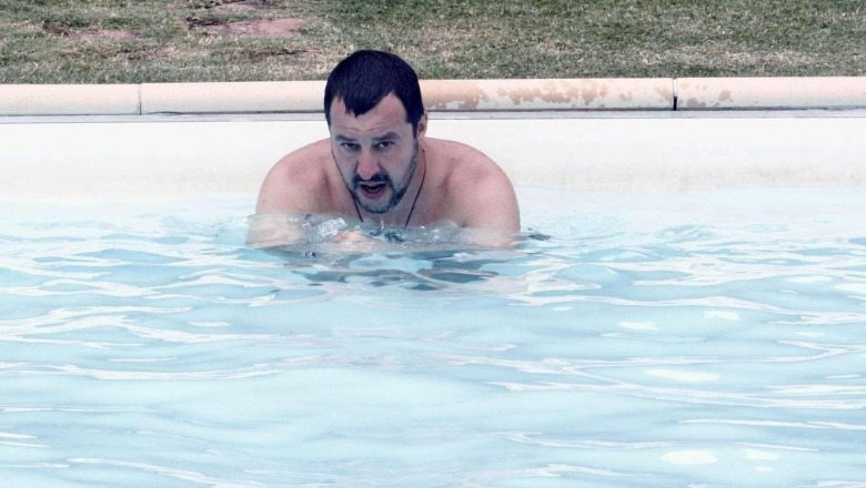 FOTO/Ministri i Brendshëm i Italisë noton në pishinën e konfiskuar të mafias: I keni orët e numëruara!