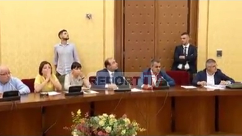  VIDEO/Si reaguan deputetët e Komisionit të Ekonomisë në momentin e tërmetit