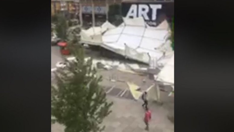 Panik në Prishtinë, era e fortë rrëzon tendën gjigante në mes të qytetit/VIDEO