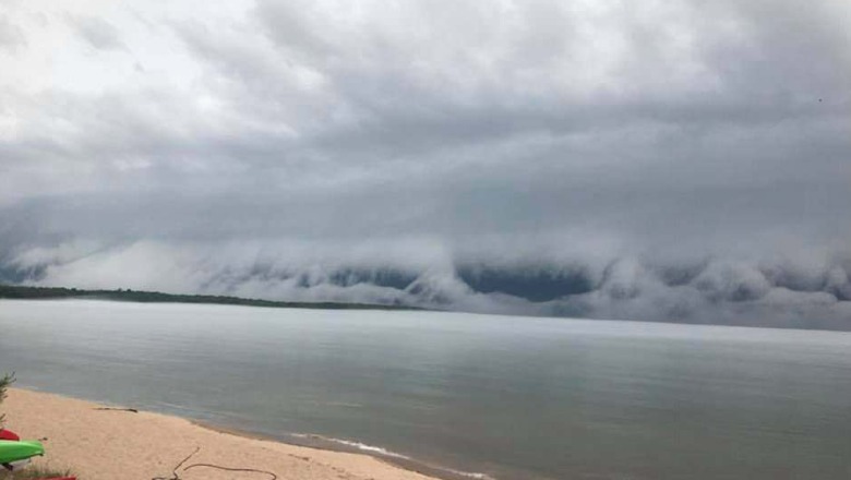 Pamje të pabesueshme, re apokaliptike mbi liqenin e Michigan/VIDEO