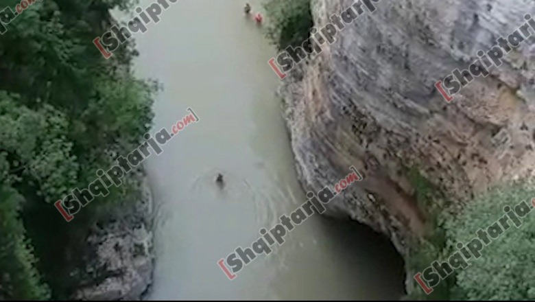 Skrapar, u fut në kanione me varkë, mbeti në lumin Osum, shpëtohet turistja gjermane/ FOTO