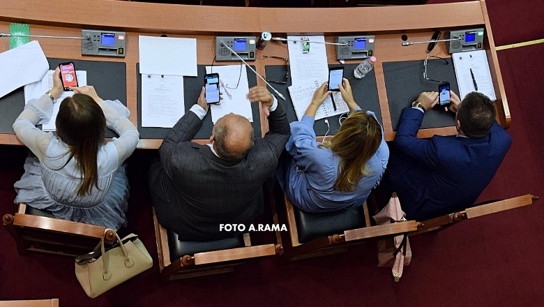Post-seanca/ Çfarë nuk pamë dje nga Kuvendi, tre muskutierët demokratë të pandarë... LSI-stat në telefon (Foto)