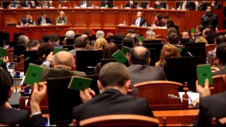 'Teatri i ri' ndryshon balancat politike, mazhoranca 79 vota, i bashkohen 3 deputetë