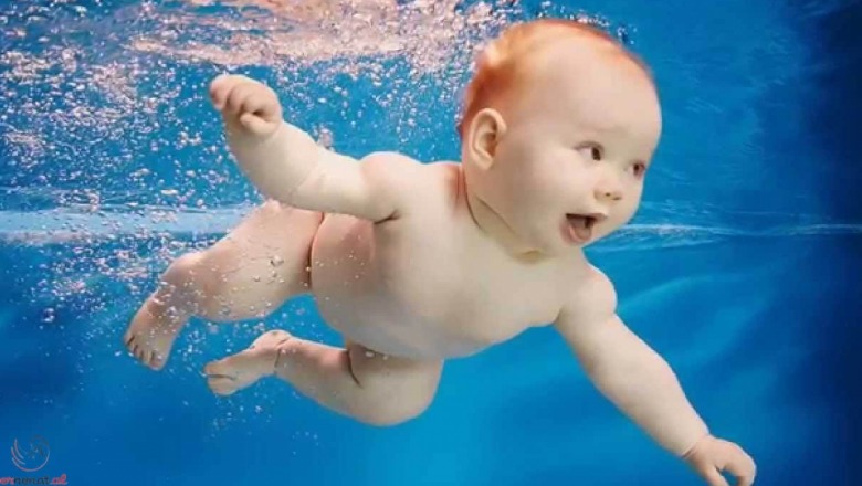 Nuk di të ecë por noton si profesionist! Njihuni me beben që po ‘çmend’ internetin (Video)
