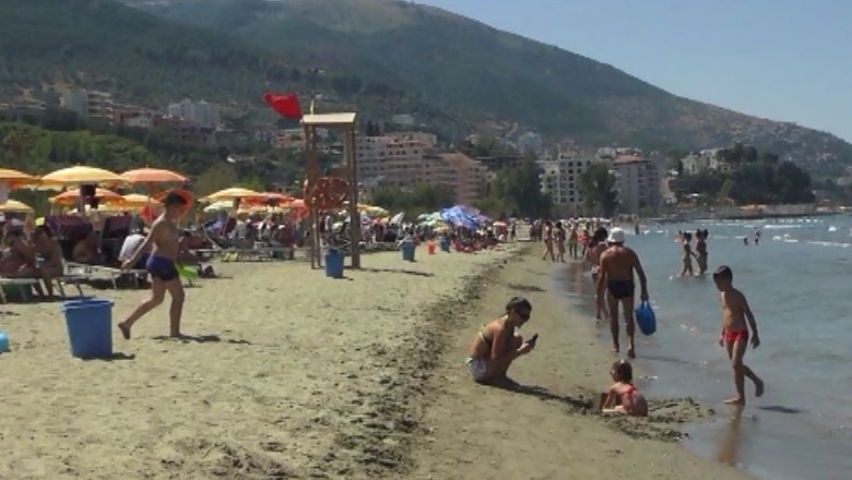 Bashkia Vlorë njoftim të rëndësishëm për pushuesit: Mos u futni për t’u larë, deti ka dallgë