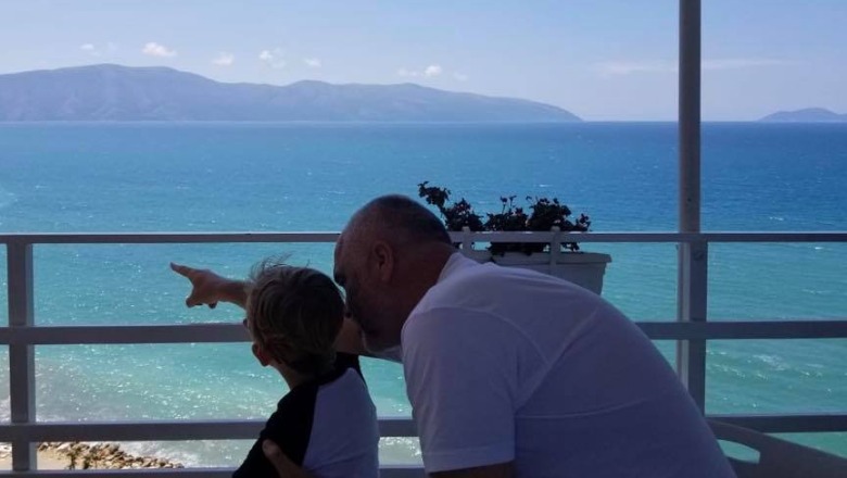 Rama poston foto me të birin nga bregdeti, 'plasin' komentet atdhedashëse