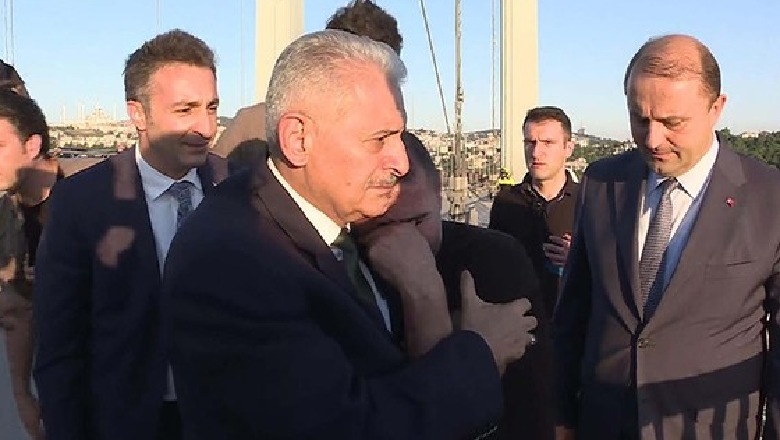 40-vjeçari kërkon t'i japë fund jetës duke u hedhur nga ura, kryeministri turk bëhet heroi i ditës