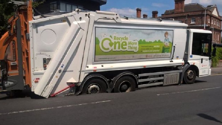 Shokohen qytetarët në Britani, kamioni ngec në asfaltin e shkrirë/FOTO
