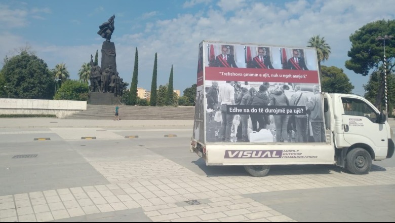 Demokratët e Vlorës ironizojnë Dritan Lelin, reagon dega: Policia mori banerin  (Foto)