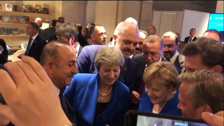 Futbolli “gozhdon” Theresa May, Merkel, Ramen, Erdoganin... Ja video