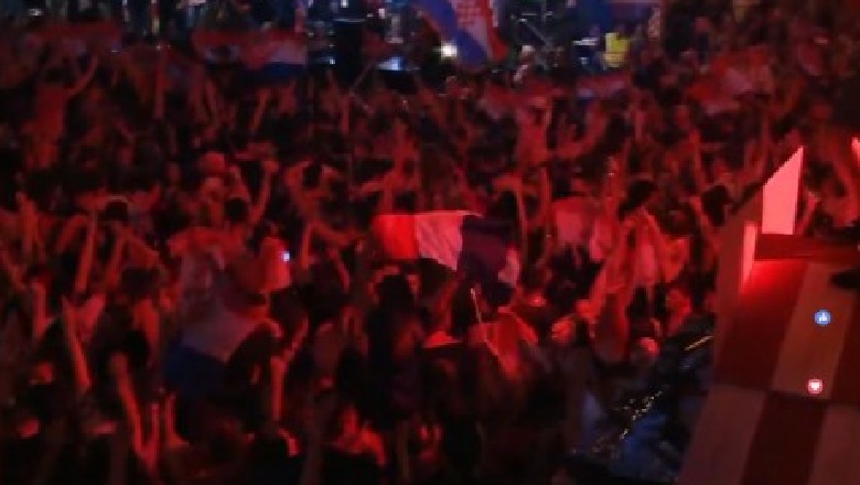 VIDEO /Mijëra tifozë 'pushtojnë' Zagrebin, festë e madhe për kualifikimin e Kroacisë në finale