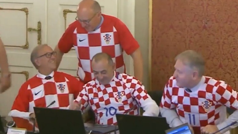 VIDEO /Kroacia në finale, kryeministrat dhe ministrat kroatë me fanellat e kombëtares në mbledhjen e kabinetit qeveritar