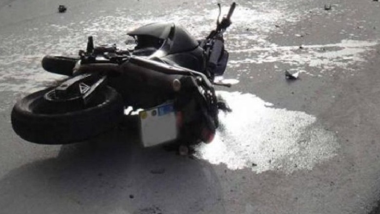 Cërrik, motoçikleta përplaset me autokombanjën, humb jetën 50 vjeçari 