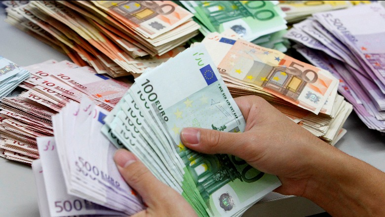 Dobësimi i euros 'dërrmon' shqiptarët, 250 mln euro më pak kursime në banka