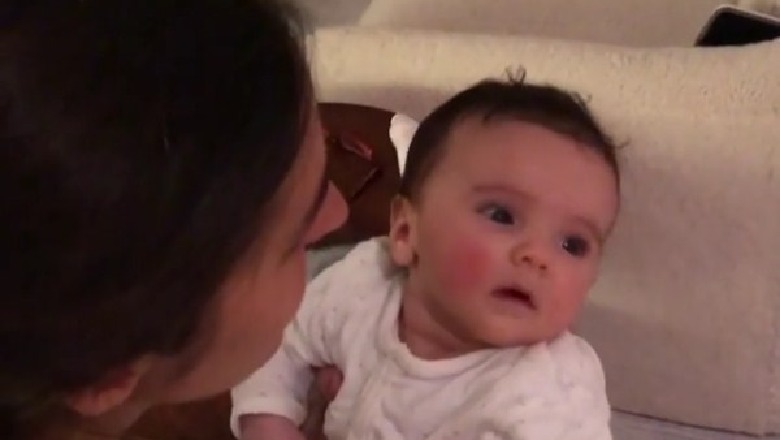 VIDEO/ Emina Çunmulaj i këndon Mias ninulla në shqip, shihni me sa vëmendje e dëgjon vogëlushja