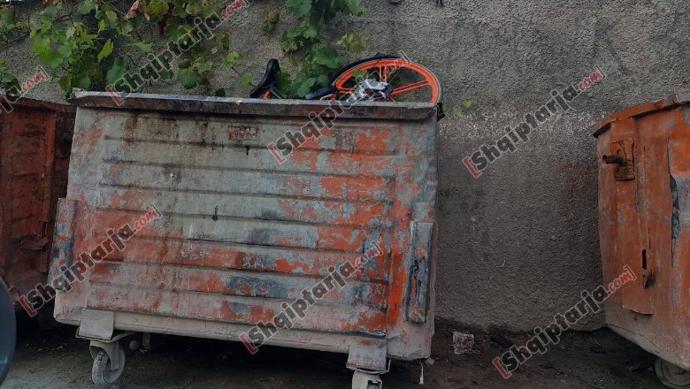 Tiranë, shkatërrohet dhe hidhet në një kazan mbeturinash biçikleta Mobike