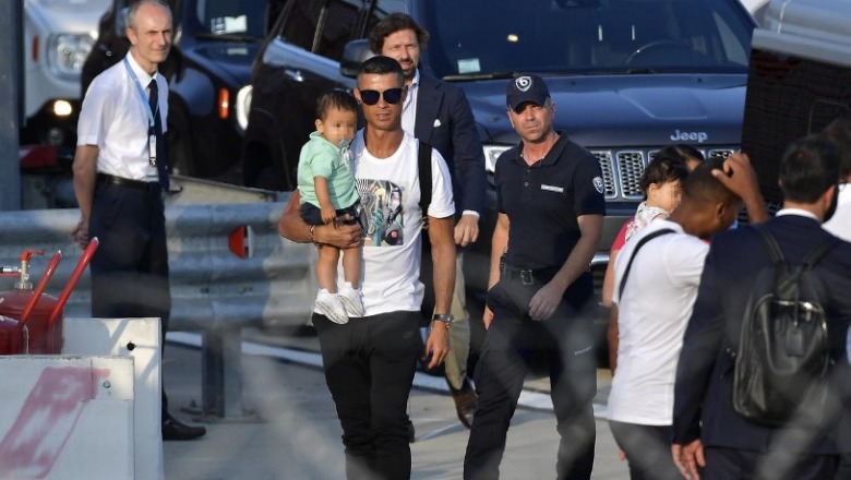 Cristiano Ronaldo mbërrin në Torino, nesër starton me stërvitjen