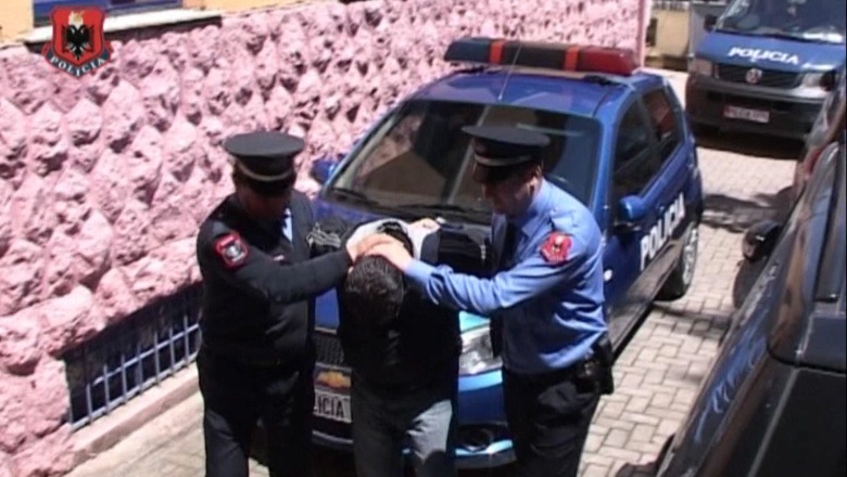 Konflikti për pasagjerët në Fierzë, arrestohet djali i shoferit që qëlloi me armë banesën e konkurrentit 
