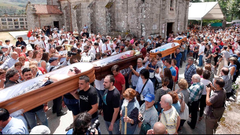 Rituali i çuditshëm në Spanjë, njerëzit futen në arkivole për t’u shëruar