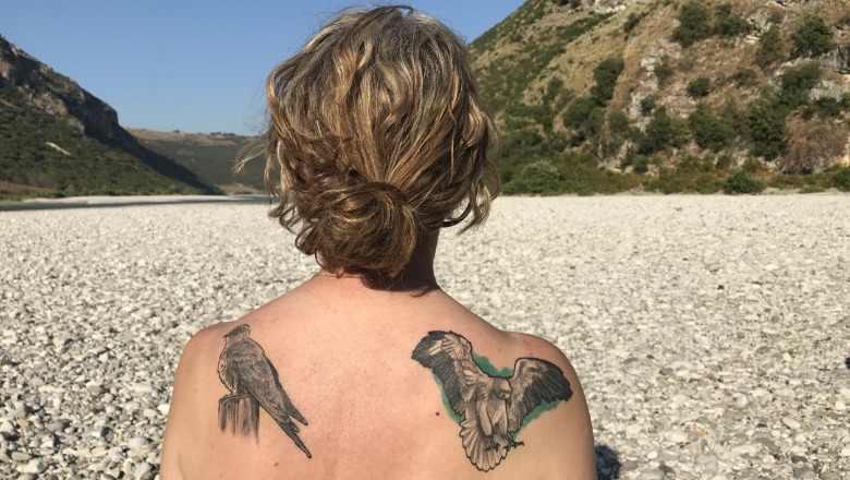 FOTO/ Turistja angleze frymëzohet nga afresku “Sjellësi i pranverës” në Vlorë dhe e bën tatuazh