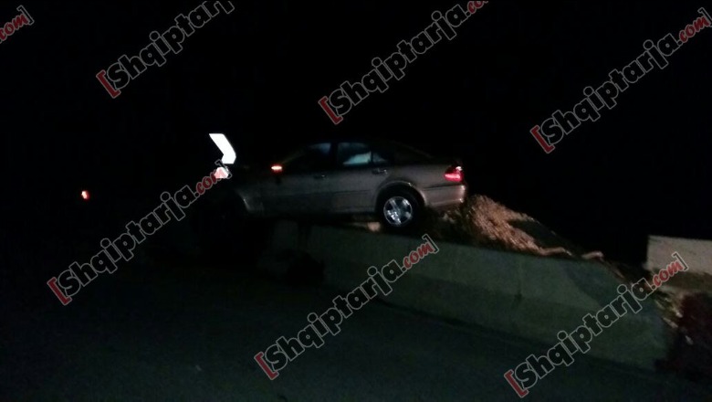 Aksident në Elbasan-Tiranë, makina pezull mbi bordurat mbrojtëse, drejtuesi në gjendje të rëndë