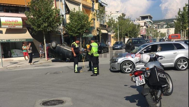Aksident në Vlorë, makina kthehet përmbys në mes të qytetit/ Foto