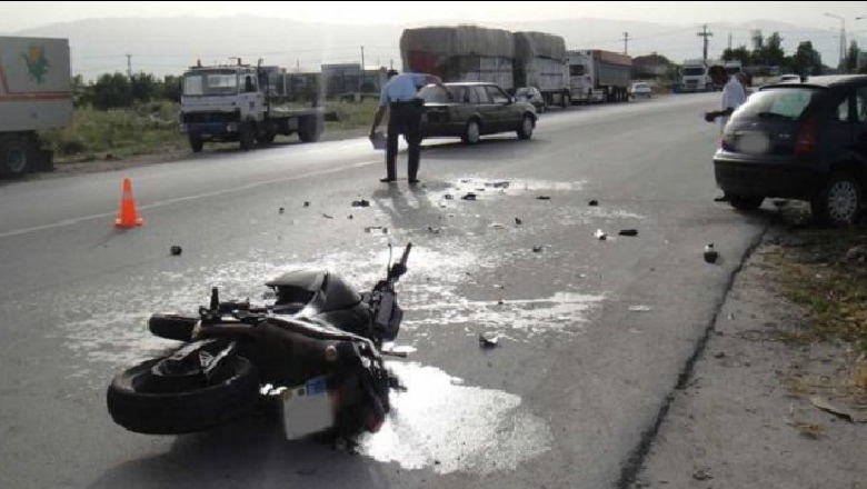 Aksident i rëndë me motor në Kavajë, vdes 20-vjeçari, plagoset vajza që udhëtonte me të